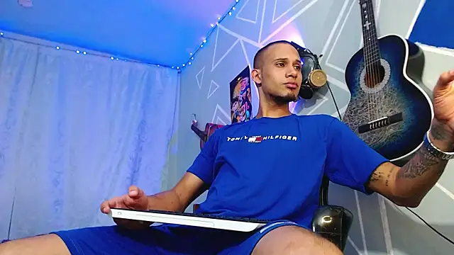 Snapshot of MagnusFrost chatting on 03/21/25, 03:55 MagnusFrost online show from 03/21/25, 03:55