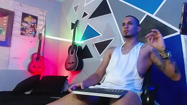 Snapshot of MagnusFrost chatting on 10/20/25, 04:46 MagnusFrost online show from 10/20/25, 04:46