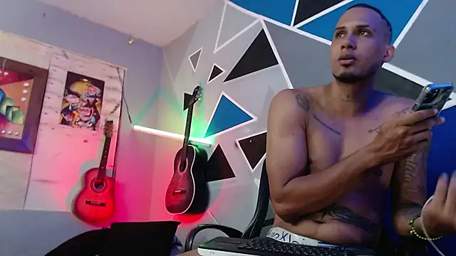 Snapshot of MagnusFrost chatting on 10/30/25, 07:47 MagnusFrost online show from 10/30/25, 07:47