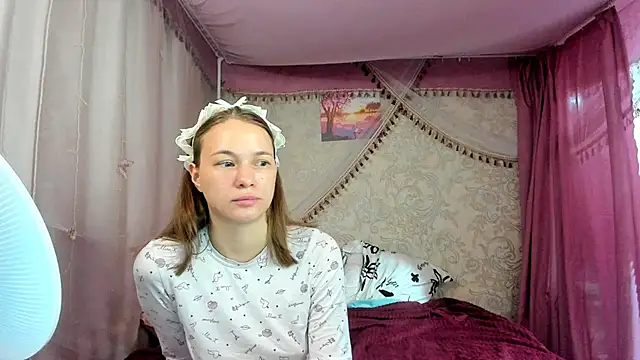 Snapshot of leila_bambi_ chatting on 06/29/26, 05:46 leila bambi online show from 06/29/26, 05:46