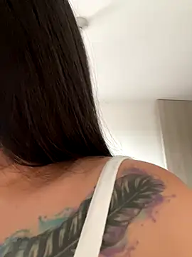 Latina vanessa online show from 10/26/25, 10:15