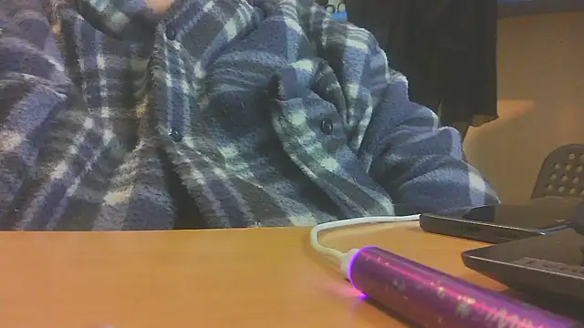 Snapshot of bbwxxx70 chatting on 11/24/25, 10:04 bbwxxx70 online show from 11/24/25, 10:04