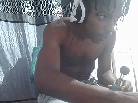 Snapshot of Larry-n-clouds chatting on 12/20/25, 05:03 Larry-n-clouds online show from 12/20/25, 05:03