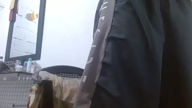 Snapshot of Larry-n-clouds chatting on 02/01/26, 07:01 Larry-n-clouds online show from 02/01/26, 07:01