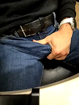 alessandroman2114 online show from 12/17/25, 05:52