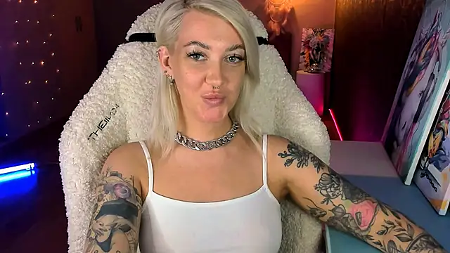 Snapshot of tykioty_Miley chatting on 05/15/26, 01:40 tykioty Miley online show from 05/15/26, 01:40