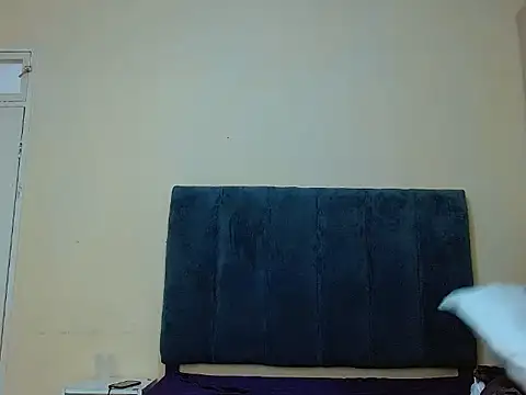 Snapshot of curvycloe1 chatting on 10/10/25, 06:34 curvycloe1 online show from 10/10/25, 06:34