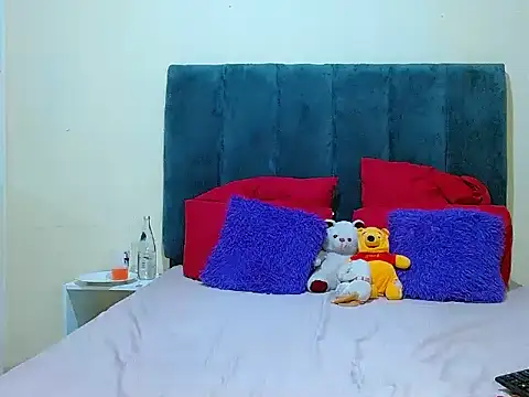 Snapshot of curvycloe1 chatting on 10/18/25, 04:30 curvycloe1 online show from 10/18/25, 04:30