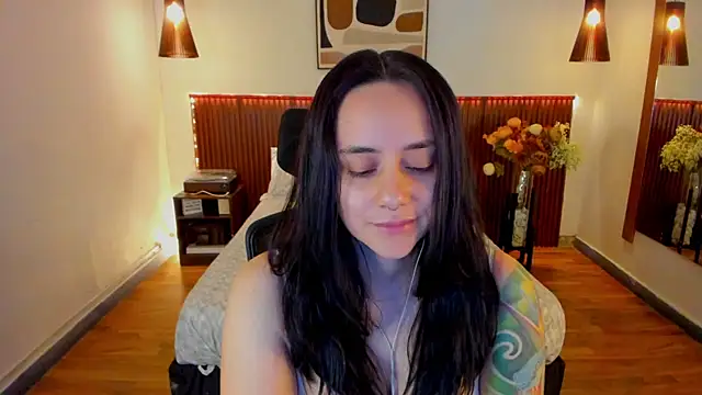 Snapshot of KatherineBond chatting on 05/16/26, 08:18 KatherineBond online show from 05/16/26, 08:18