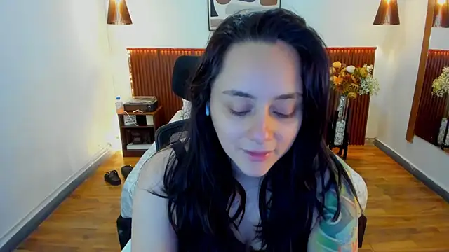 Snapshot of KatherineBond chatting on 05/19/26, 06:47 KatherineBond online show from 05/19/26, 06:47