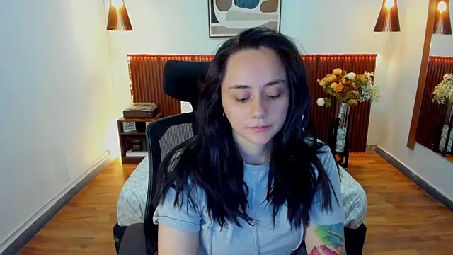 Snapshot of KatherineBond chatting on 05/20/26, 04:57 KatherineBond online show from 05/20/26, 04:57