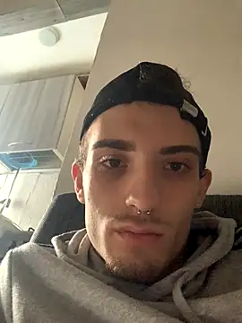 Snapshot of LaMaterialista chatting on 10/19/25, 03:12 LaMaterialista online show from 10/19/25, 03:12