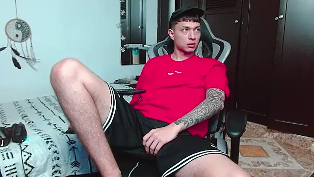 Snapshot of aaron_blug chatting on 12/12/24, 12:38 aaron blug online show from 12/12/24, 12:38