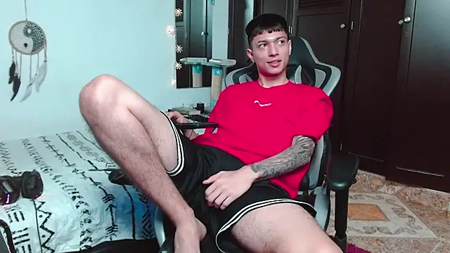 Snapshot of aaron_blug chatting on 12/12/24, 03:43 aaron blug online show from 12/12/24, 03:43