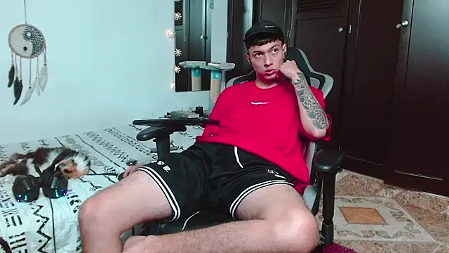 Snapshot of aaron_blug chatting on 12/12/24, 06:47 aaron blug online show from 12/12/24, 06:47