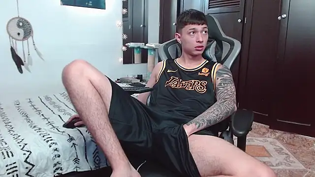 Snapshot of aaron_blug chatting on 12/12/24, 05:04 aaron blug online show from 12/12/24, 05:04