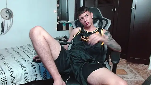 Snapshot of aaron_blug chatting on 12/12/24, 11:14 aaron blug online show from 12/12/24, 11:14