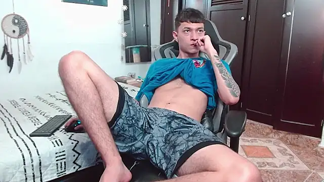 Snapshot of aaron_blug chatting on 12/14/24, 09:02 aaron blug online show from 12/14/24, 09:02