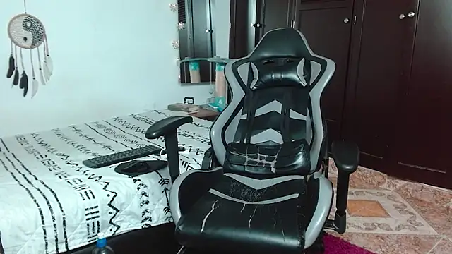 Snapshot of aaron_blug chatting on 12/17/24, 02:44 aaron blug online show from 12/17/24, 02:44