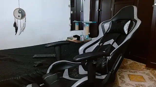 Snapshot of aaron_blug chatting on 01/07/25, 02:20 aaron blug online show from 01/07/25, 02:20