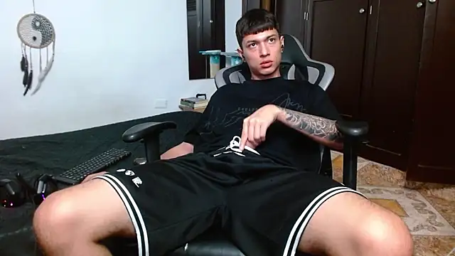 Snapshot of aaron_blug chatting on 01/19/25, 02:57 aaron blug online show from 01/19/25, 02:57