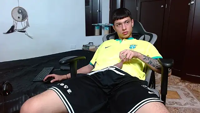 Snapshot of aaron_blug chatting on 01/20/25, 11:21 aaron blug online show from 01/20/25, 11:21