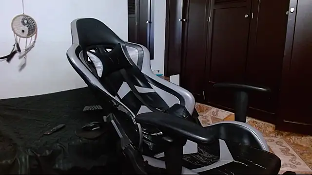 Snapshot of aaron_blug chatting on 01/25/25, 02:04 aaron blug online show from 01/25/25, 02:04