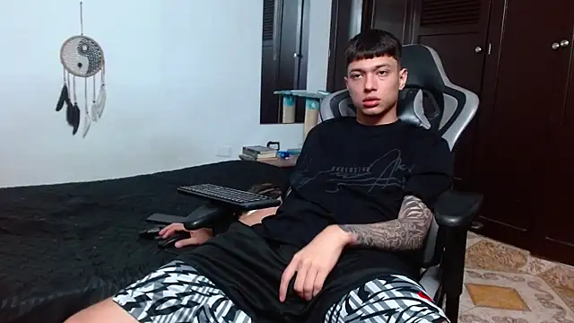 Snapshot of aaron_blug chatting on 01/31/25, 04:14 aaron blug online show from 01/31/25, 04:14