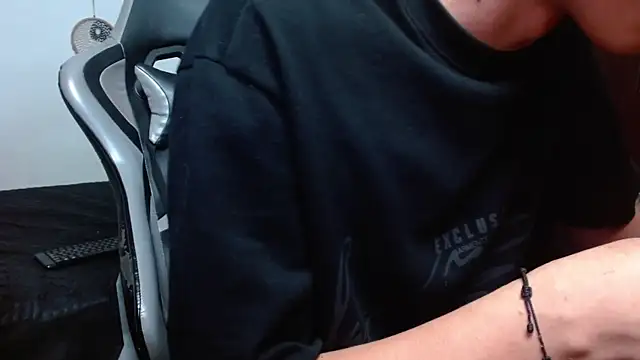 Snapshot of aaron_blug chatting on 01/31/25, 07:18 aaron blug online show from 01/31/25, 07:18