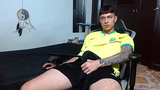 Snapshot of aaron_blug chatting on 02/01/25, 12:18 aaron blug online show from 02/01/25, 12:18