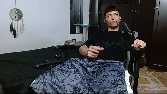 Snapshot of aaron_blug chatting on 02/03/25, 04:25 aaron blug online show from 02/03/25, 04:25