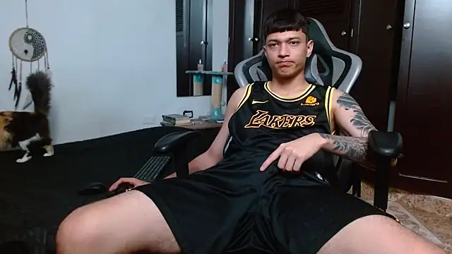 Snapshot of aaron_blug chatting on 02/05/25, 03:23 aaron blug online show from 02/05/25, 03:23