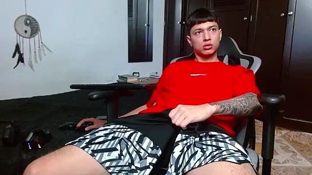 Snapshot of aaron_blug chatting on 02/06/25, 02:11 aaron blug online show from 02/06/25, 02:11