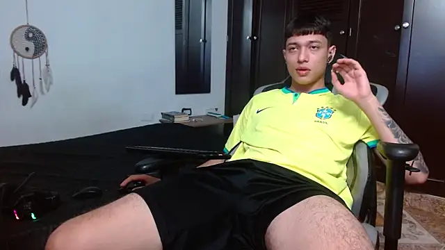 Snapshot of aaron_blug chatting on 02/07/25, 07:07 aaron blug online show from 02/07/25, 07:07