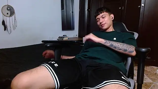 Snapshot of aaron_blug chatting on 02/11/25, 04:01 aaron blug online show from 02/11/25, 04:01