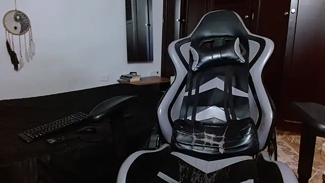 Snapshot of aaron_blug chatting on 02/11/25, 07:02 aaron blug online show from 02/11/25, 07:02