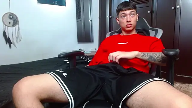 Snapshot of aaron_blug chatting on 02/18/25, 04:05 aaron blug online show from 02/18/25, 04:05