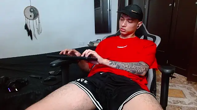 Snapshot of aaron_blug chatting on 02/19/25, 04:55 aaron blug online show from 02/19/25, 04:55