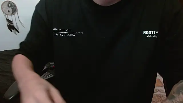 Snapshot of aaron_blug chatting on 10/13/25, 09:04 aaron blug online show from 10/13/25, 09:04