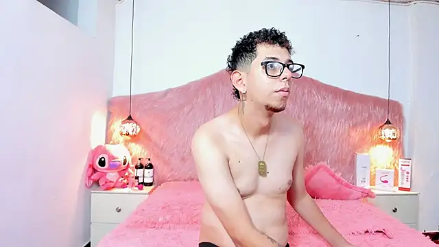 Derek and Skarlet online show from 12/05/25, 06:37