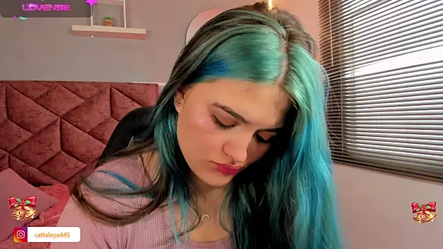 Snapshot of cattaleya___ chatting on 12/15/24, 01:22 cattaleya    online show from 12/15/24, 01:22