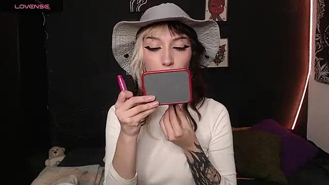 Snapshot of niakat_ chatting on 09/16/25, 01:17 niakat  online show from 09/16/25, 01:17