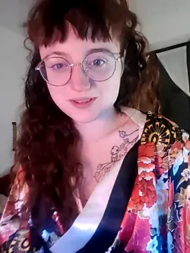 Snapshot of _foxygirl_ chatting on 03/04/25, 10:05  foxygirl  online show from 03/04/25, 10:05