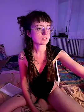 Snapshot of _foxygirl_ chatting on 10/16/25, 05:03  foxygirl  online show from 10/16/25, 05:03