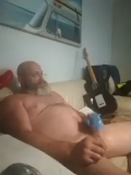 Snapshot of iambradz chatting on 10/31/25, 04:52 iambradz online show from 10/31/25, 04:52