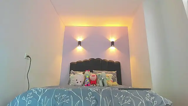 Sofia Clauss  online show from 10/31/25, 03:57