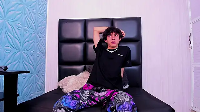 Snapshot of JeanRam18 chatting on 02/25/25, 11:52 JeanRam18 online show from 02/25/25, 11:52