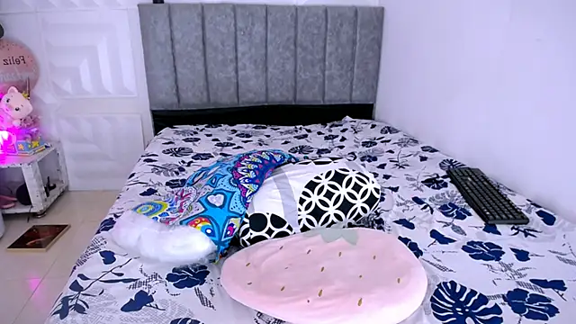 Snapshot of nataly_red chatting on 02/14/25, 07:44 nataly red online show from 02/14/25, 07:44