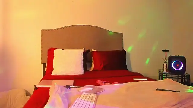 yiauana online show from 12/01/25, 03:22