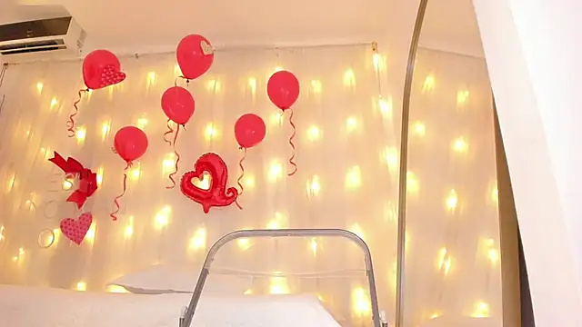 Petite Lucie online show from 02/13/25, 10:11